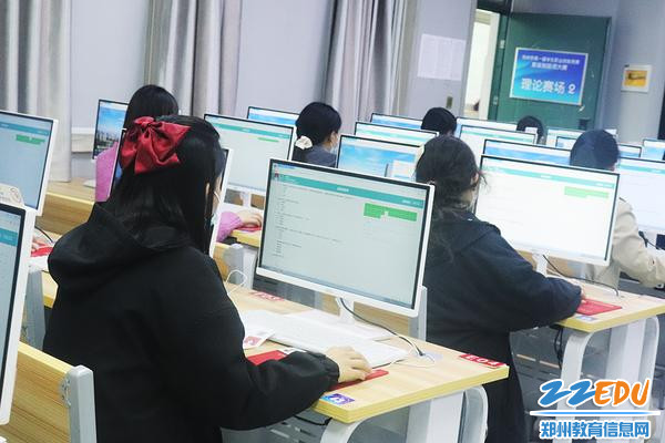 选手认真作答 选手认真作答