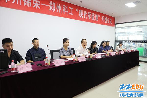 参加仪式的领导 参加仪式的领导