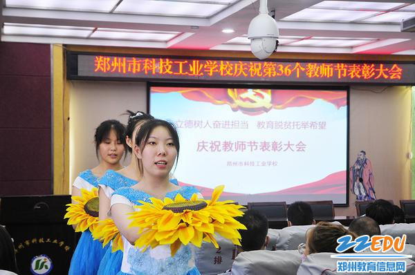学生表演歌曲《老师我想你》 学生表演歌曲《老师我想你》