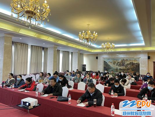 党员教工认真聆听 党员教工认真聆听