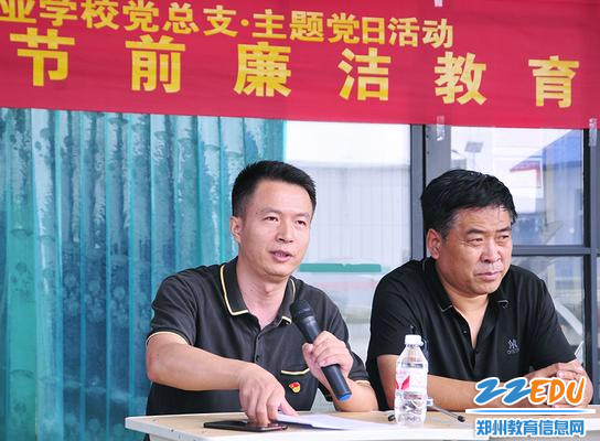 郑州市教育局驻村工作队负责人李长喜(左)作驻村扶贫工作发言 郑州市教育局驻村工作队负责人李长喜(左)作驻村扶贫工作发言