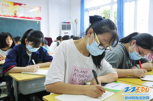 学生认真聆听、记录要点 学生认真聆听、记录要点