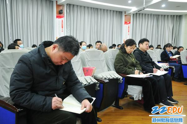 与会党员认真听讲 与会党员认真听讲