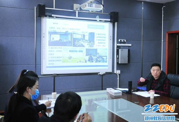 学校教务处主任张发庆(右)汇报学分制改革工作 学校教务处主任张发庆(右)汇报学分制改革工作
