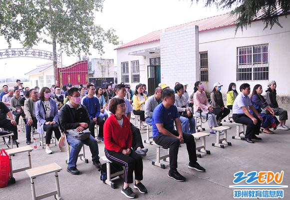 学校全体党员认真听讲 学校全体党员认真听讲
