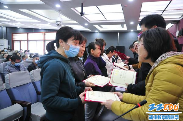 向校级“三八红旗手”颁奖 向校级“三八红旗手”颁奖