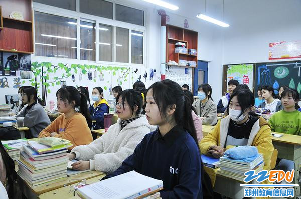学生认真听讲 学生认真听讲