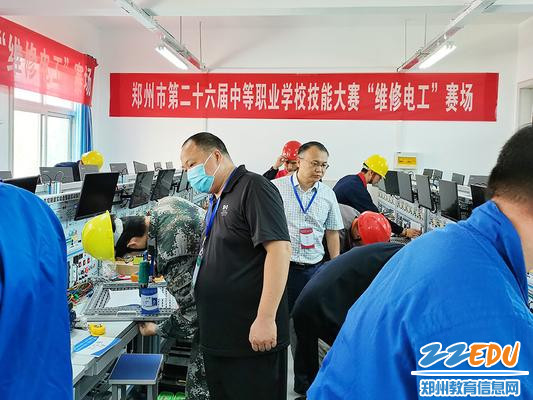 郑州市职业技术教育教研室教学部主任王蒙(右)巡视赛场 郑州市职业技术教育教研室教学部主任王蒙(右)巡视赛场