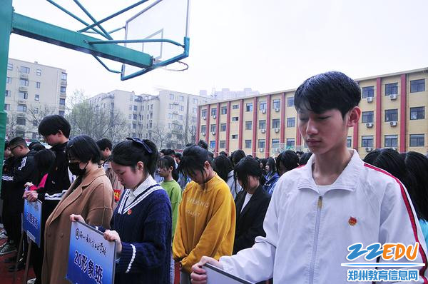 向英烈致敬 向英烈致敬