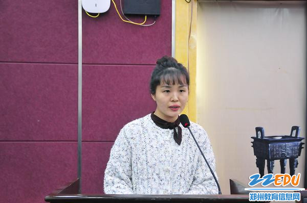 “三八红旗手”丁欣发言 “三八红旗手”丁欣发言